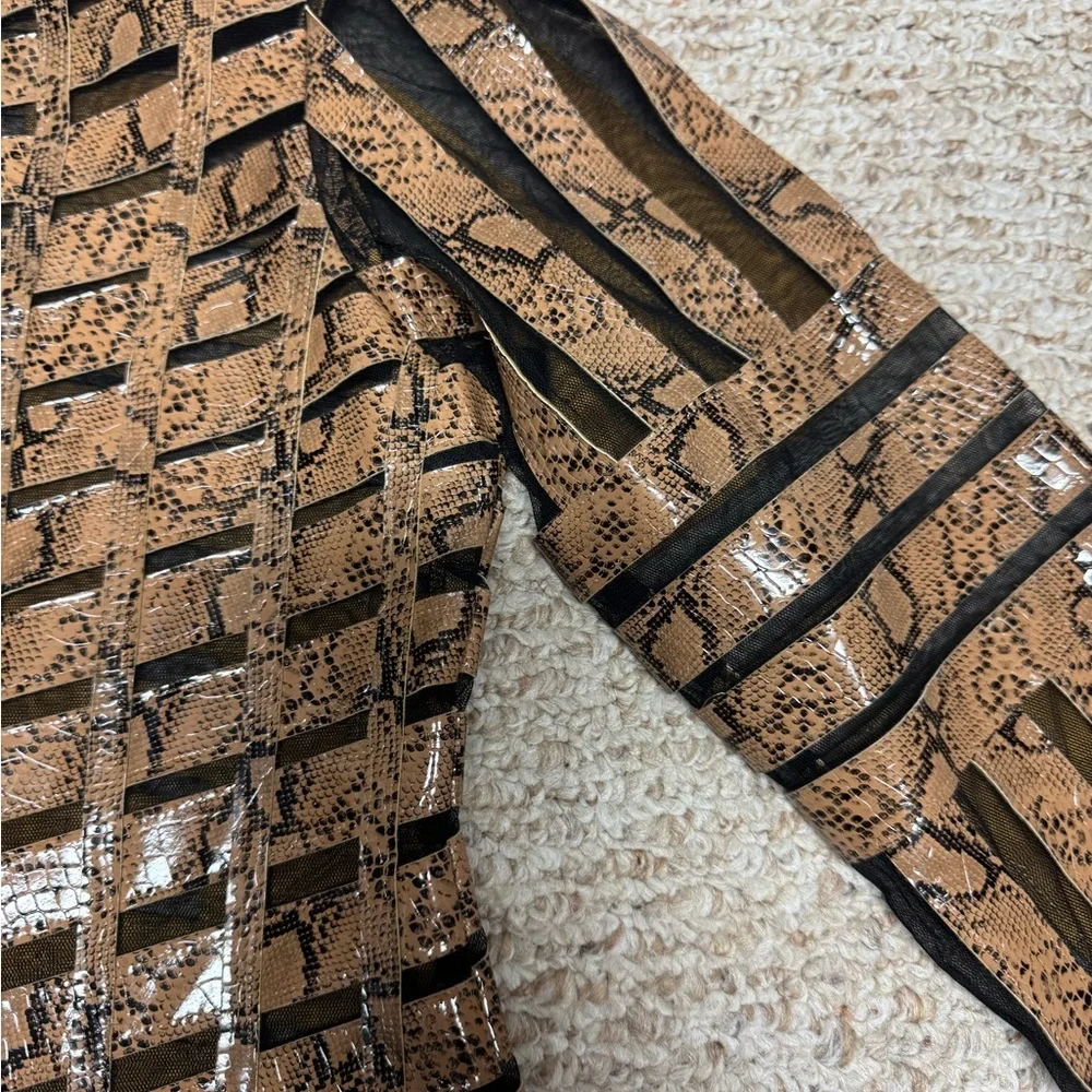 Becky&Bobby Chic Gold and Black Patterned Blazer - Picture 9 of 16